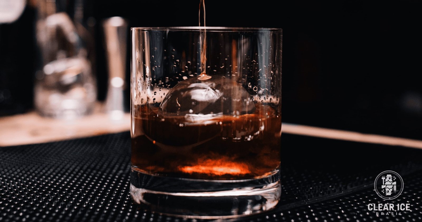 Esfera, cubo ou pedra de gelo: qual formato preserva mais o aroma do whisky