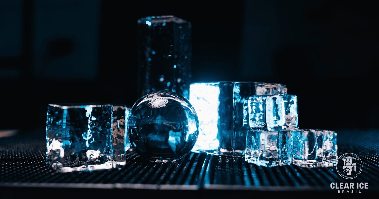 Gelo transparente para drinks: como forma, temperatura e apresentação mudam um coquetel