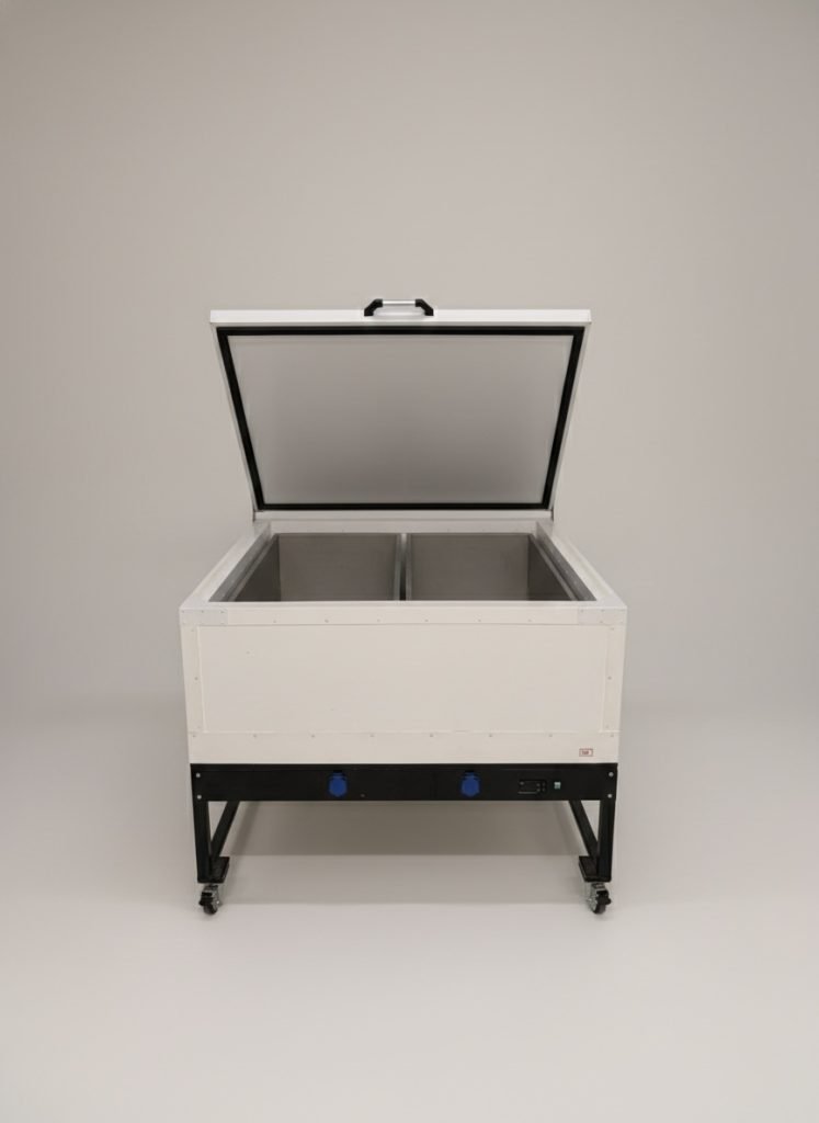 Máquina de fabricação de gelo translúcido industrial Clear Ice Brasil, vista frontal com portas abertas