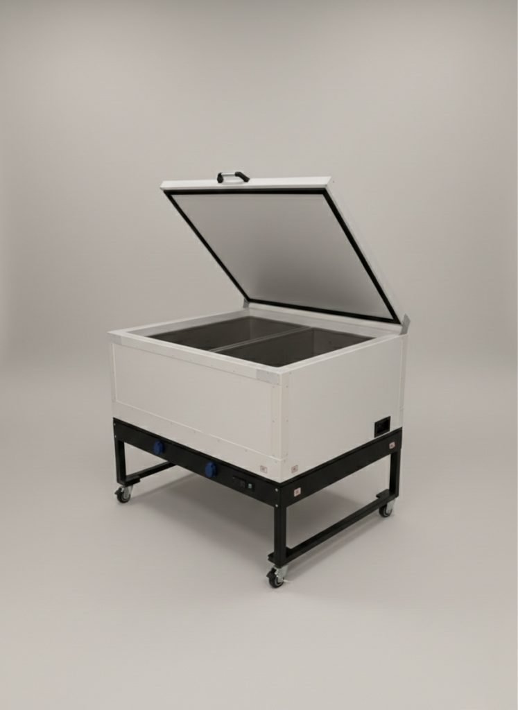 Máquina de gelo translúcido Clear Ice Brasil, vista lateral 45 graus com portas abertas